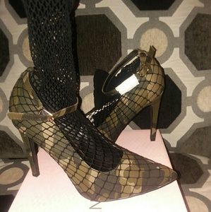 Fishnet cover camo heel